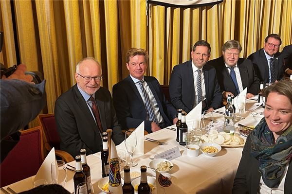 Minister Lies will mehr Tempo bei Emder Projekten Prominenz am Kopf der Tafel (v. l.): Hochschul-Präsident Gerhard Kreutz, Reeder Klaus Küper (Leer), Wirtschaftsminsiter Olaf Lies, Frank Wessels (Vorsitzender des Nautischen Vereins Emden), Obebürgermeister Tim Kruithoff.