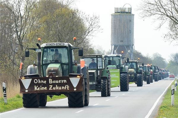 Protest können die Bauern, hier die Fahrt im Jahr 2021 zu einer Demo nach Aurich.