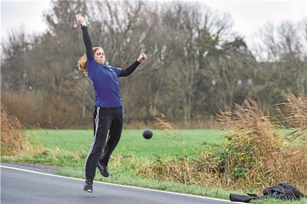 Punkte geteilt. Ostermarsch – in Aktion Andrea Blonn-Gerdes – und Berumerfehn trennten sich unentschieden. Foto: Nina Lehmann