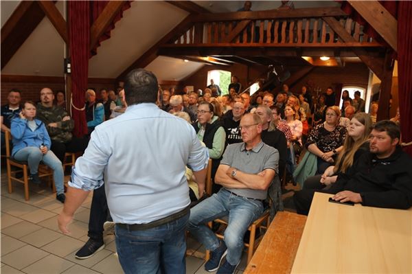 Rappelvoll war es im Oll Boo in Leezdorf, vorne Moderator Heiner Kuske.