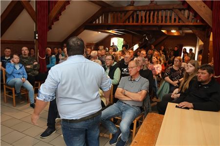 Rappelvoll war es im Oll Boo in Leezdorf, vorne Moderator Heiner Kuske.