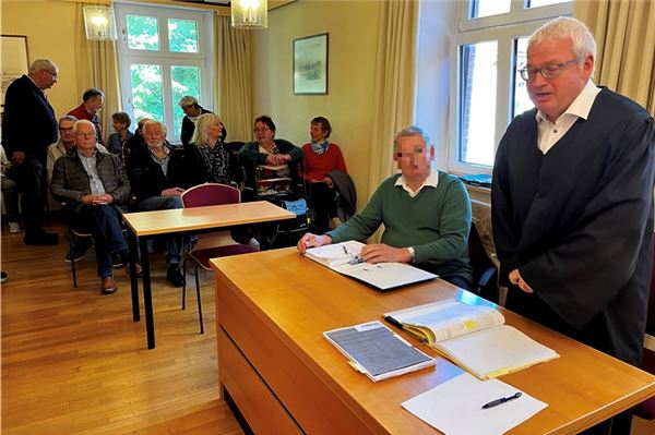 Rechtsanwalt Dr. Ralf Kiehne neben dem angeklagten Meene Schmidt am Dienstag im Amtsgericht Norden.