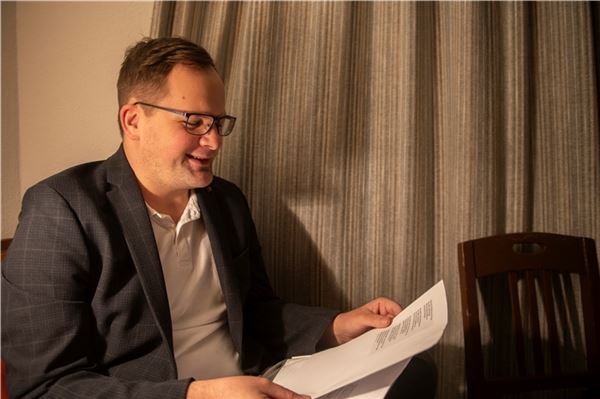 Redakteur Merlin Klinke hat ausgewählte Geschichten und Gedichte vorgelesen.