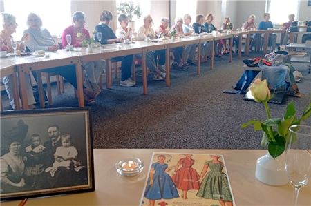 Rege Beteiligung beim Erzählcafé zum Thema „Mode und Frisuren“.