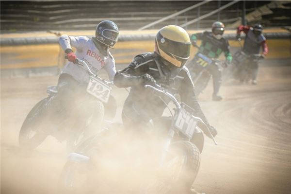 Rennfieber im Motodrom. Beim Flattrack-Cup „Moonrace“ mischen vom Anfänger bis zum WM-Starter alle mit. Foto: Blackys Fotos