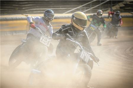 Rennfieber im Motodrom. Beim Flattrack-Cup „Moonrace“ mischen vom Anfänger bis zum WM-Starter alle mit. Foto: Blackys Fotos