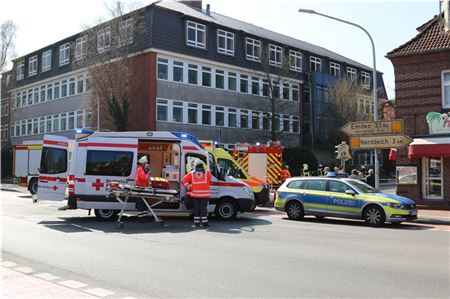 Rettungsdienst, Polizei und Feuerwehr: Über 100 Rettungskräfte waren gestern mit einem Großaufgebot an einem Einsatz wegen eines Gaslecks in Norden beteiligt, bei dem mehrere Häuser und Teile des UGN evakuiert werden mussten.