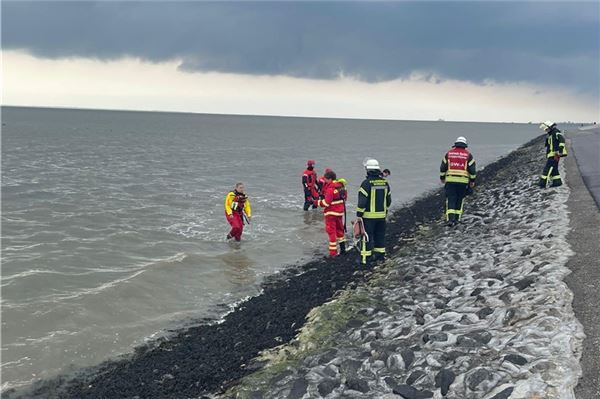 Rettungskräfte holten den Urlauber aus dem Wasser.