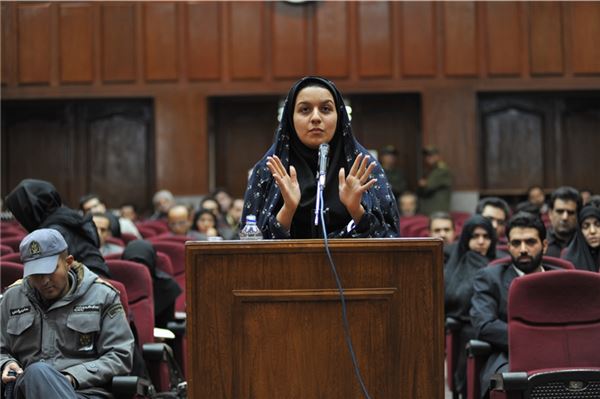 Reyhaneh Jabbari vor einem iranischen Gericht: 2007 wird die damals 19-Jährige Opfer einer versuchten Vergewaltigung. In Notwehr ersticht sie ihren Angreifer, einen ehemaligen Mitarbeiter des iranischen Geheimdienstes. Die iranische Justiz behandelt sie aber nicht als Opfer, sondern als Täterin. Bis kurz vor ihrem Prozess ohne Zugang zu einem Anwalt, wird sie 2009 wegen vorsätzlichen Mordes zum Tode verurteilt.Foto: MIG