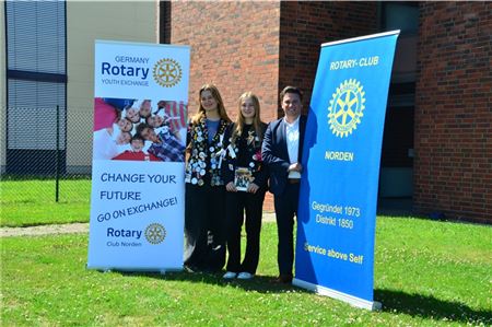 Rieke Hinrichs (von links) und Esther Tapper sind nach einem Jahr in Mexiko und Brasilien wieder zurück in Deutschland. Jugenddienstbeauftragter des Rotary Clubs Norden (r.) Jelto Müller kümmert sich mit dem Club um einen reibungslosen Ablauf und dient als Ansprechpartner, auch für die ausländischen Austauschschüler. Fotos: Keno Klaassen