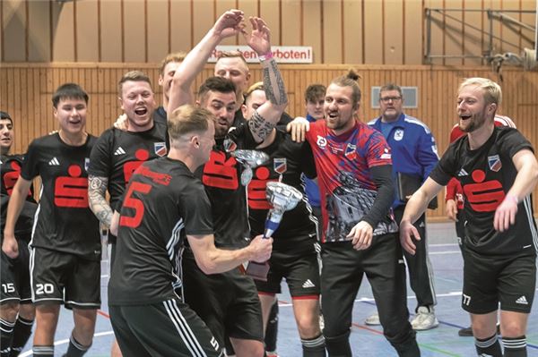 Riesenfreude. TuRa Marienhafe überraschte mit dem Pokalgewinn bei der Premiere des Norder Neujahrsturniers. Foto: Ute Bruns
