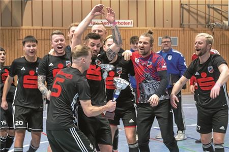 Riesenfreude. TuRa Marienhafe überraschte mit dem Pokalgewinn bei der Premiere des Norder Neujahrsturniers. Foto: Ute Bruns