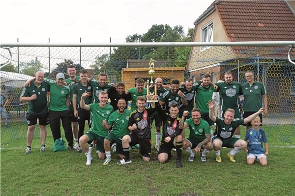 Riesenjubel bei den Fußballern des SV Leezdorf. Erstmals erkämpften sie sich den traditionsreichen Störtebeker-Cup. Foto: Ute Bruns