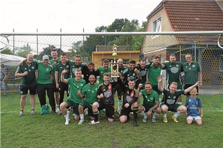Riesenjubel bei den Fußballern des SV Leezdorf. Erstmals erkämpften sie sich den traditionsreichen Störtebeker-Cup. Foto: Ute Bruns