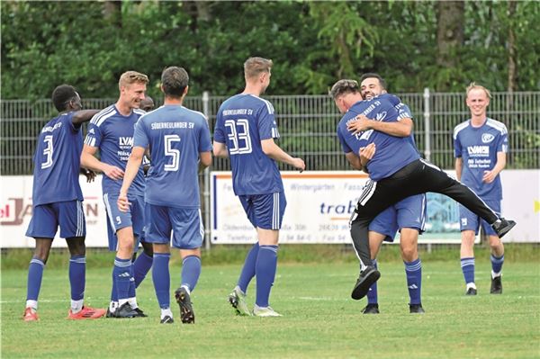 Riesenjubel beim Süderneulander SV. Trainer Tobias Stöhr feierte den SSV-Torschützen Johannes Yalcin. Foto: Jens Doden/Blomberg