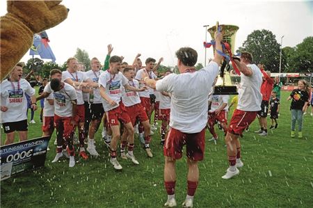 Riesenjubel beim TuS Pewsum. Der Gewinn des Ostfriesland-Cups gegen den Süderneulander SV als Überraschungsmannschaft beschert heute den Bonus gegen Kickers Emden. Foto: Hinrich Saathoff