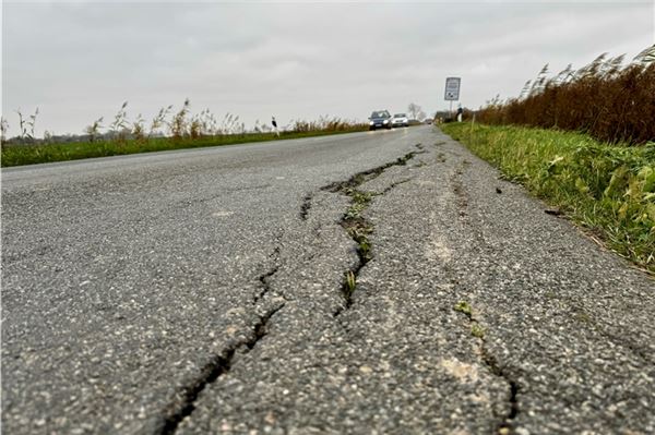 Risse am Straßenrand: Die Auricher Landesstraßenbaubehörde saniert die Fahrbahn der L4