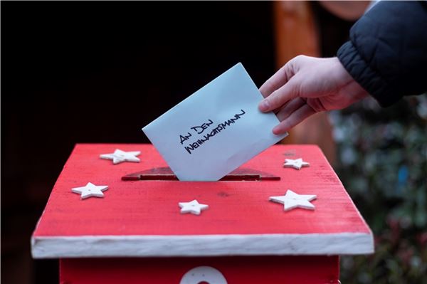 Rund 160 Briefe und Wunschzettel wurden in den vergangenen Wochen in den Briefkasten eingeworfen. Foto: Meret Edzards-Tschinke