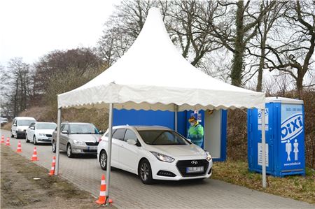 Rund 350 Personen fuhren gestern zum freiwilligen Corona-Test in Aurich vor. 
