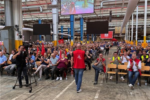 Rund 5000 Mitarbeiterinnen und Mitarbeiter waren bei der Betriebsversammlung.