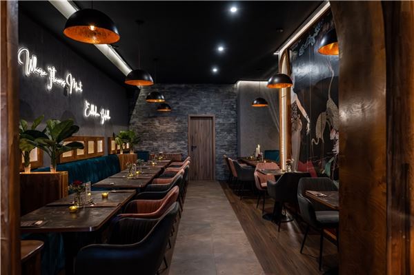 Neues modernes asiatisches Restaurant mit Bar eröffnet Rund 56 Plätze stehen im Restaurant zur Verfügung.