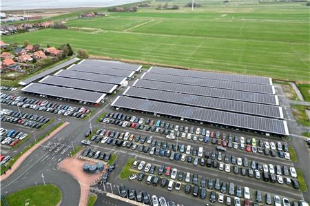 Rund 600 Parkplätze wurden mit Solardächern ausgestattet. Sie erzeugen den Strom für 264 Ladestationen für Elektrofahrzeuge.