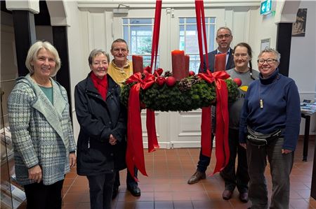 Ruth Heckmann (v. l.), Angela Janssen, Mario Kortner, Ilka Kortner und Christa Pruys halten die Türen für die Besucher offen und teilen ihr Wissen über das Schloss in der Herrlichkeit Dornum. Bürgermeister Uwe Trännapp (hinten rechts) bedankt sich für das große ehrenamtliche Engagement. Foto: Merlin Klinke