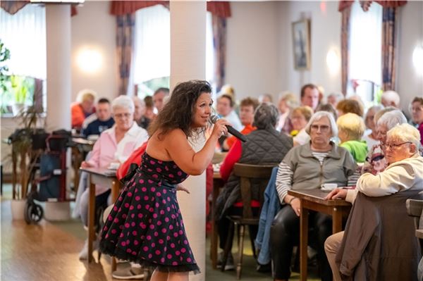 Sängerin Nina la Vida machte sich spontan aus Hamburg auf den Weg zum Schlager-Benefizkonzert.