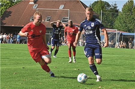 Saisontore Nummer 12 und 13. Keno Hinrichs (r., hier gegen Aurich) glich kurz nach der Pause aus und markierte auch das 2:1. Doch die Hager Führung hielt nur drei Minuten lang. Foto: Ute Bruns