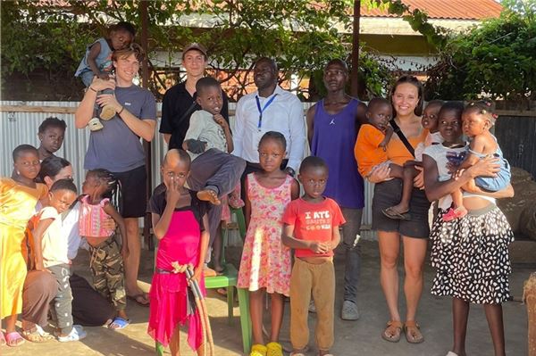 Sammeln für den guten Zweck. Lasse Carstens (hinten, links) hat ein Auslandspraktikum in Kenia absolviert. Mit den „Traumschwiegersöhnen“ initiiert er jetzt eine Spendenaktion.
