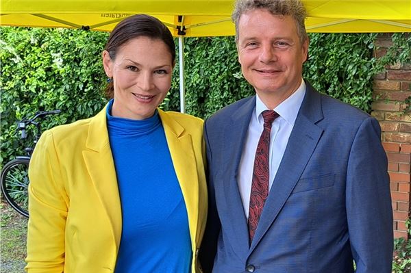 Sarah Buss, Vorsitzende des FDP-Kreisverbandes Aurich, hatte ihren Kollegen aus dem geschäftsführenden Landesvorstand, Bundestagsabgeordneten Jens Beeck, nach Norden eingeladen. Foto: Heidi Janssen