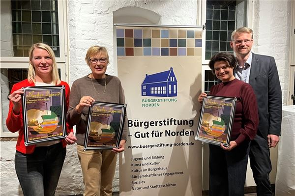 Saskia Herbert (v. l.), Eta Willers, Frauke und Matthias Stenger freuen sich auf die Norder Lesezeit, die am 22. November erstmals im Bürgerhaus Norden stattfindet. 