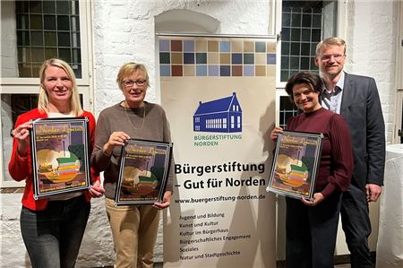 Saskia Herbert (v. l.), Eta Willers, Frauke und Matthias Stenger freuen sich auf die Norder Lesezeit, die am 22. November erstmals im Bürgerhaus Norden stattfindet. 