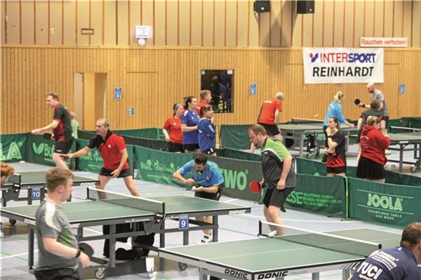 Satt Tischtennis in der Wildbahn. Der TTC Norden richtet wieder das beliebte Ihno-Ocken-Ostfrieslandturnier aus. Foto: Johannes Müller