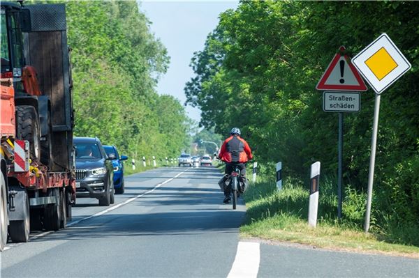 Schilder weisen schon seit Längerem auf Straßenschäden hin, jetzt soll die Landstraße 4 zwischen Schoonorth und Wirdum saniert werden. Foto. Meret Edzards-Tschinke