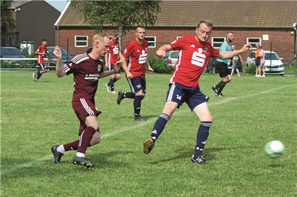 Ein Derby mit neuen Vorzeichen Schlagerspiel. Gleich zum Saisonstart treffen mit TuRa und SSV (hier beim Störtebeker-Cup in Halbemond) zwei Nachbarrivalen aus der Ostfrieslandliga aufeinander. Foto: Johannes Müller