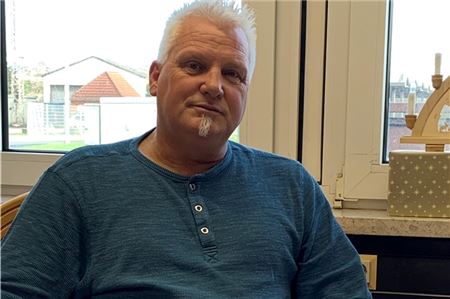 Schmerzhafte Erinnerung. Heinrich Daniels hat alles, was seinen schweren Unfall betrifft, sorgfältig archiviert. Foto: I. Janssen