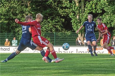 Schnelles Wiedersehen. Nur eineinhalb Wochen nach der Partie im Pokal spielen Pewsum und Hage um Punkte. Foto: Hinrich Saathoff