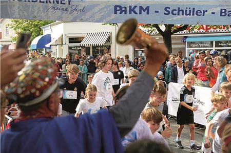 Schöne Atmosphäre. Beim Insellauf auf Norderney ist für gute Stimmung an der Strecke gesorgt. Der Start- und Zielbereich befindet sich auf dem Kurplatz. Foto: Staatsbad Norderney