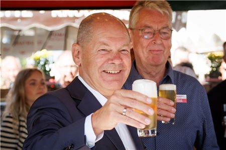 Scholz auf dem Stoppelmarkt in Vechta: Selbstironie und ein bisschen große Politik.