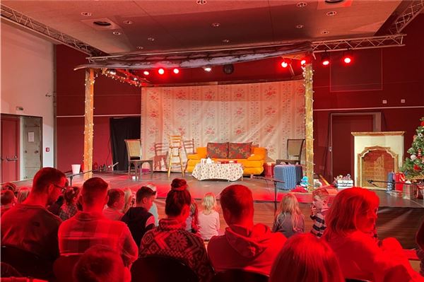 Schon vor Beginn der Aufführung warteten zahlreiche Kinder und Erwachsene gespannt auf das Stück.