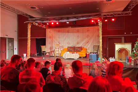 Schon vor Beginn der Aufführung warteten zahlreiche Kinder und Erwachsene gespannt auf das Stück.