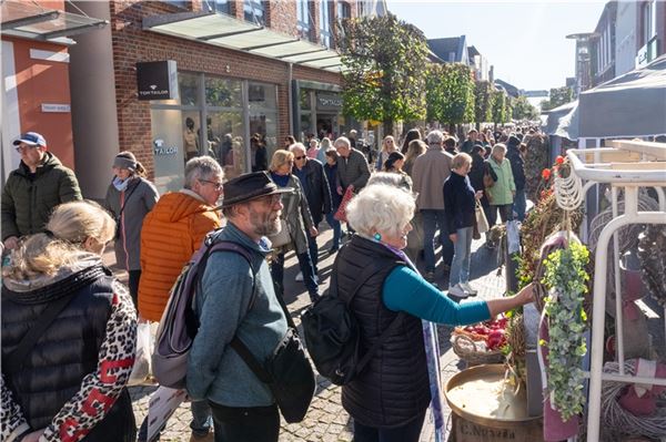 Schon vor dem offiziellen Beginn des Erntedankfestes drängten sich die Besucherinnen und Besucher durch die Fußgängerzone, vorbei an den zahlreichen Ständen.