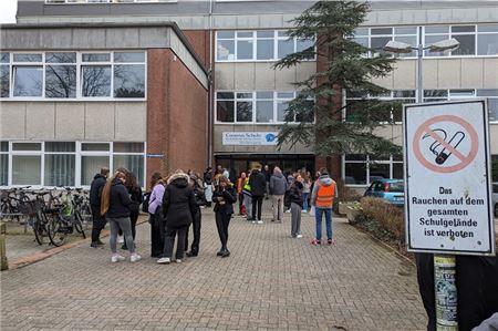 Schüler und Lehrkräfte haben das Gebäude der Conerus-Schule in Norden nach Auslösen eines Feueralarms verlassen. Foto: Merlin Klinke