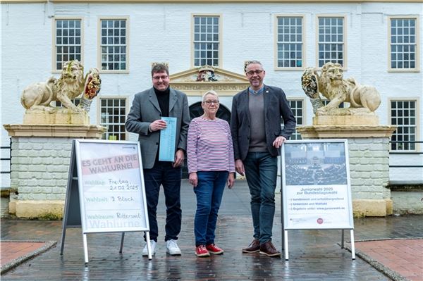 Schulleiter Ude Goeman (links), Ratsmitglied Anke Alfert und Bürgermeister Uwe Trännapp haben die Idee der Jugendwahl gemeinsam umgesetzt.