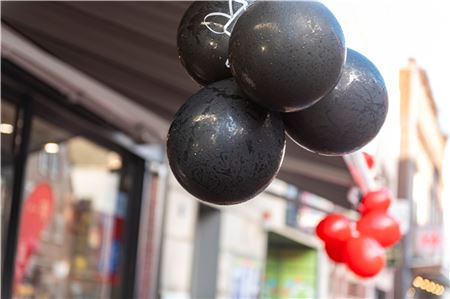 Schwarze Luftballons in der Norden zeigen an, wo es Rabatte gibt.