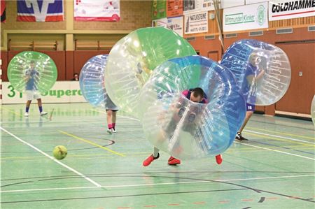 Schweißtreibender Spaß. Beim Dornumer Supercup im Hallenfußball wird auch der Turniersieger im Bubblesoccer ermittelt. Foto: Benjamin Tebben-Willgrubs