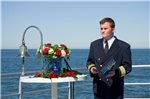 Seebestattungen sind derzeit eine gefragte Alternative zu Erdbeisetzungen. Kapitän Benjamin Albrecht führt Trauerzeromonien auf der „Horizont“ durch. Foto: Wolfgang Stelljes
