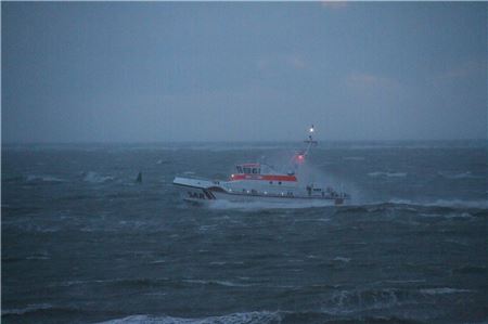 Seenotrettungskreuzer „Eugen“ auf nächtlicher Einsatzfahrt.