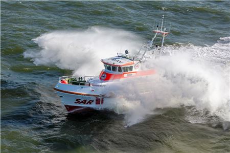 Seenotrettungskreuzer „Eugen“ bei schwerer See vor Norderney. 